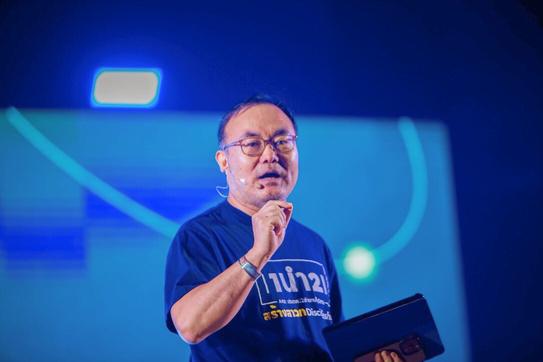 A leader speaks at a 1นำ2 training gathering